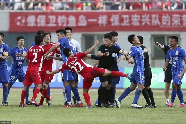 今日焦点战预告14:00 澳超 麦克阿瑟FC VS 惠灵顿凤凰 近期状态火热的两队可否在本轮联赛收官战中贡献出一场精彩对决？03:45 意甲 亚特兰大 VS 萨勒尼塔纳 双线作战、饱受伤病困扰的亚特兰大在主场全取3分延续胜势？04:00 西甲 赫罗纳 VS 阿拉维斯 本赛季西甲最大黑马赫罗纳借助主场之利反超皇马重新登顶？事件赛季报销+无缘欧洲杯！